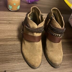 Trouvé 6 1/2 booties